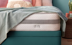 silentnight-lift-rejuvenate-1600-pocket-mattress-lifestyle-close-up